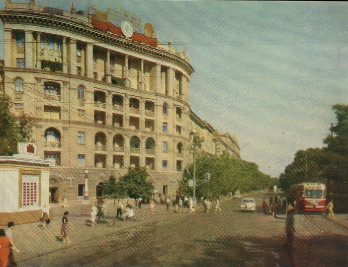 Один из первых многоэтажных домов в городе. Один из первых многоэтажных домов в городе.