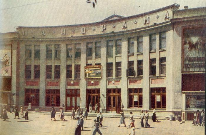 Кинотеатр с очень большим соотношением сторон сильно изогнутого экрана. Кинотеатр с очень большим соотношением сторон сильно изогнутого экрана.