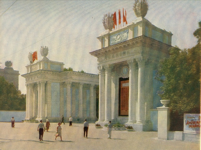 В советское время перед войной парк был назван именем прославленного лётчика Валерия Чкалова. В советское время перед войной парк был назван именем прославленного лётчика Валерия Чкалова.