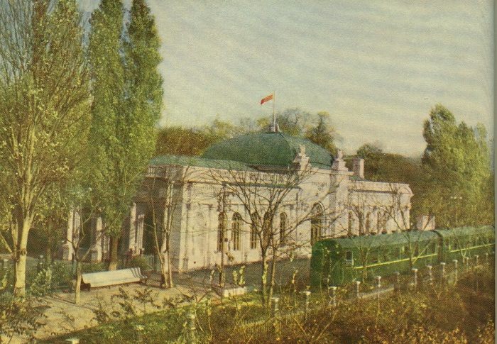 Учреждение внешкольного образования детей и знакомящее их с железнодорожными специальностями. Учреждение внешкольного образования детей и знакомящее их с железнодорожными специальностями.