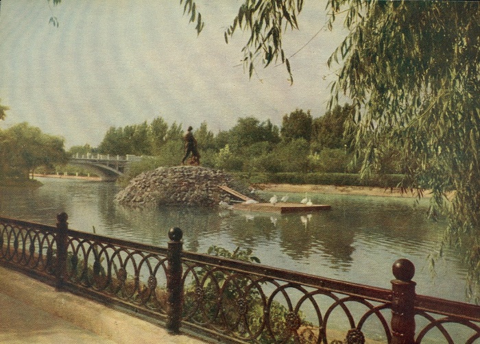 Центральное озеро парка. Центральное озеро парка.