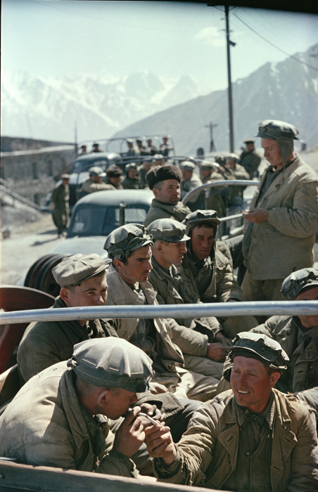 Горняки, уезжающие на работу. Кабарда, 1950-е годы. Фото: Semyon Osipovich Friedland. Горняки, уезжающие на работу. Кабарда, 1950-е годы. Фото: Semyon Osipovich Friedland.