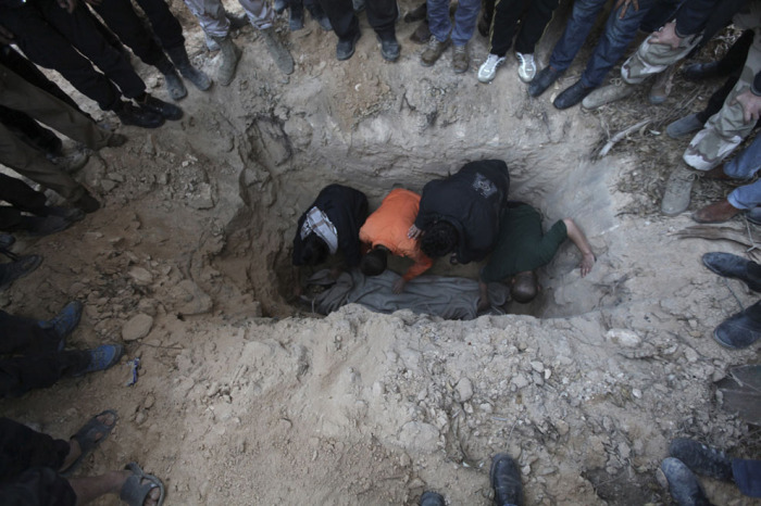 Боевики Свободной Сирийской армии хоронят своего погибшего товарища.