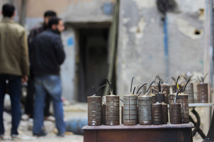 Самодельные гранаты, изготовленные боевиками Свободной Сирийской армии. Пригород Дамаска, район Джобар, 22 февраля 2014 года.