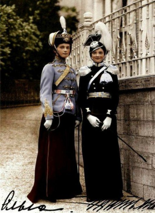 Великие княжны Ольга и Татьяна Романовы в парадных мундирах. Россия, 1913 год. Великие княжны Ольга и Татьяна Романовы в парадных мундирах. Россия, 1913 год.