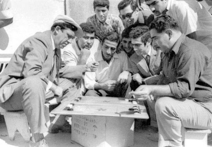 Юрий Никулин играющий в нарды. Баку, 1968 год. Юрий Никулин играющий в нарды. Баку, 1968 год.