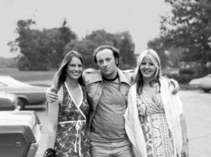 Иосиф Бродский с молодыми студентками первого курса. Мичиган, 1980-е годы. Иосиф Бродский с молодыми студентками первого курса. Мичиган, 1980-е годы.