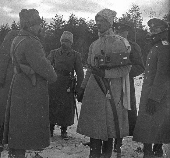 М.А. Романов с фотоаппаратом в светлом полушубке. Фото Н.А. Шилова. 24 Октября 1915г.