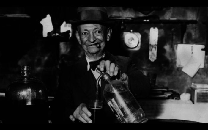 Самогонщик во времена американского *сухого закона* - самый уважаемый человек. Самогонщик во времена американского *сухого закона* - самый уважаемый человек.