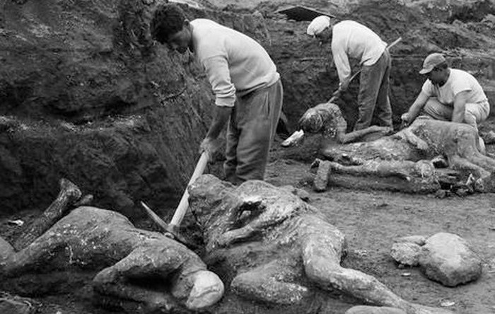 Археологи за работой.