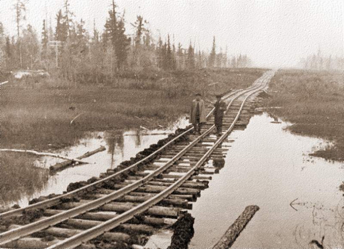 Неэффективное строительство в условиях вечной мерзлоты.| Фото: fishki.net. Неэффективное строительство в условиях вечной мерзлоты.| Фото: fishki.net.