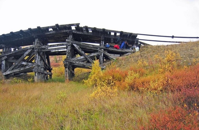 Разрушенный мост на железной дороге «Салехард-Игарка». | Фото: amusingplanet.com. Разрушенный мост на железной дороге «Салехард-Игарка». | Фото: amusingplanet.com.
