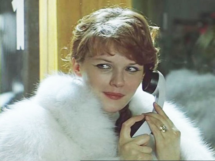 Александра Яковлева в фильме *Чародеи*, 1982 | Фото: serialsinfo.ru Александра Яковлева в фильме *Чародеи*, 1982 | Фото: serialsinfo.ru