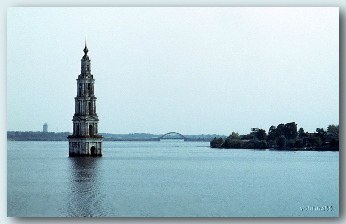 Памятник истории и архитектуры на искусственном острове Угличского водохранилища близ города Калязин. Памятник истории и архитектуры на искусственном острове Угличского водохранилища близ города Калязин.