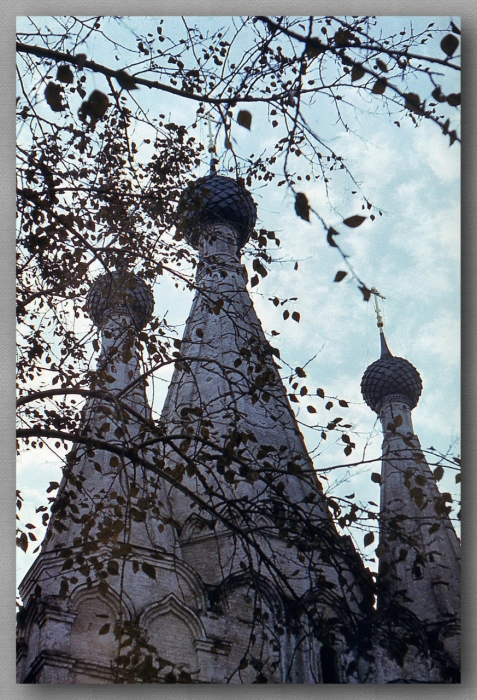 Храм-памятник погибшим угличанам, торжественный и скорбный. Храм-памятник погибшим угличанам, торжественный и скорбный.