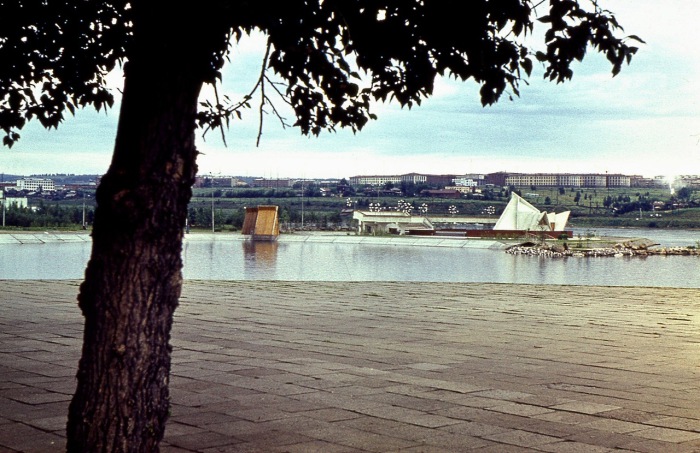 Речной остров в центре города, являющейся популярным местом отдыха горожан. Речной остров в центре города, являющейся популярным местом отдыха горожан.