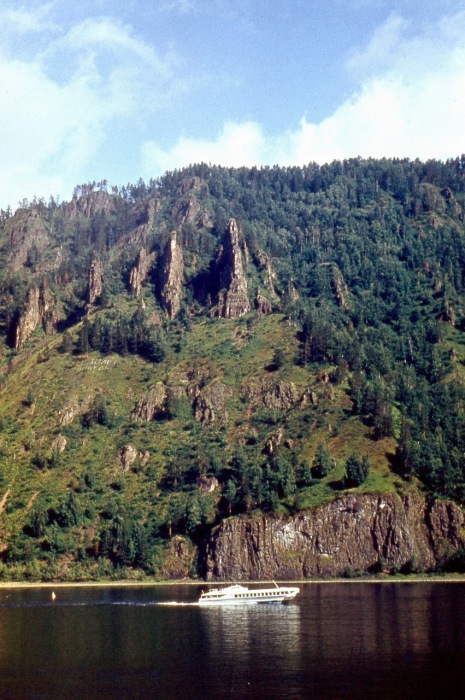 Скалистые берега сибирской реки. Скалистые берега сибирской реки.
