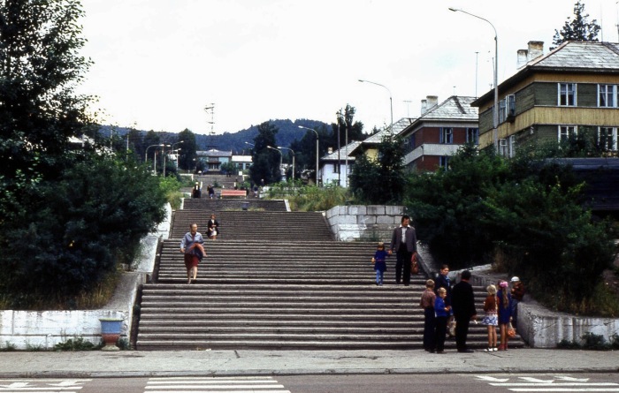 Название город получил от Дивных гор, расположенных на противоположном, левом берегу Енисея. Название город получил от Дивных гор, расположенных на противоположном, левом берегу Енисея.