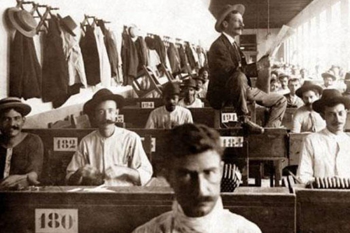 Чтец на производстве. Чтец на производстве.