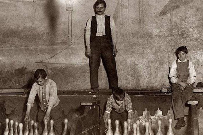 До появления механизма кегли расставляли мальчишки. До появления механизма кегли расставляли мальчишки.