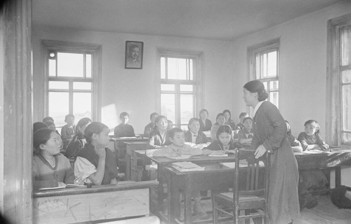 Учитель объясняет школьный материал.