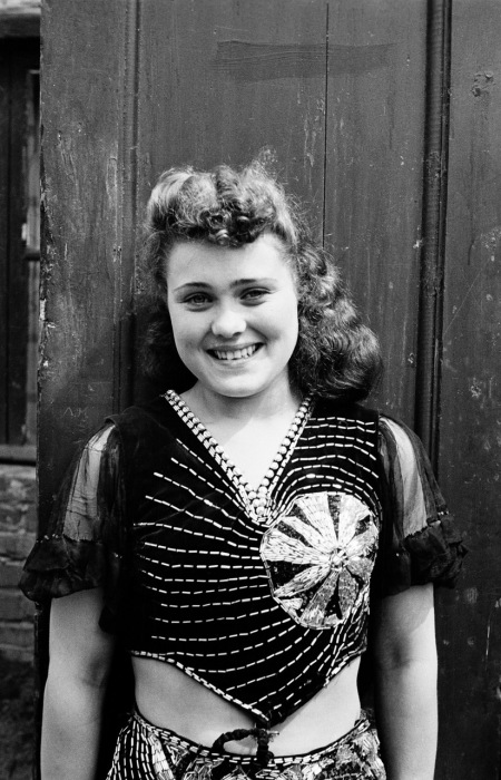 Воспитанница школы циркового искусства.