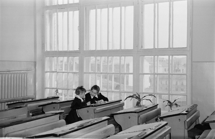 Старшеклассники после уроков помогали младшим детям освоить пропустивший школьный материал.