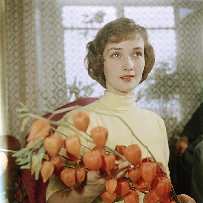 Девушка перед торжественным вечером по случаю окончания школы.