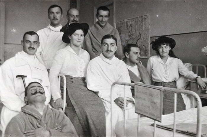 Мария и Анастасия Романовы в госпитале в Царском Селе Мария и Анастасия Романовы в госпитале в Царском Селе