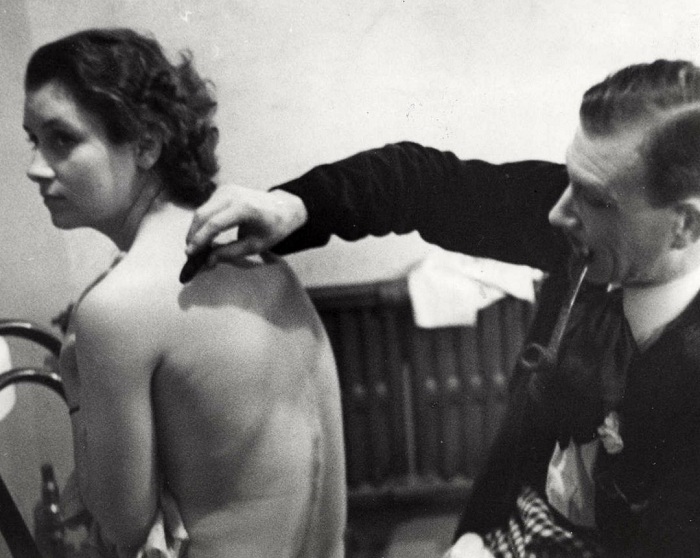 Мастер боди-арта приступает к работе. Мастер боди-арта приступает к работе.