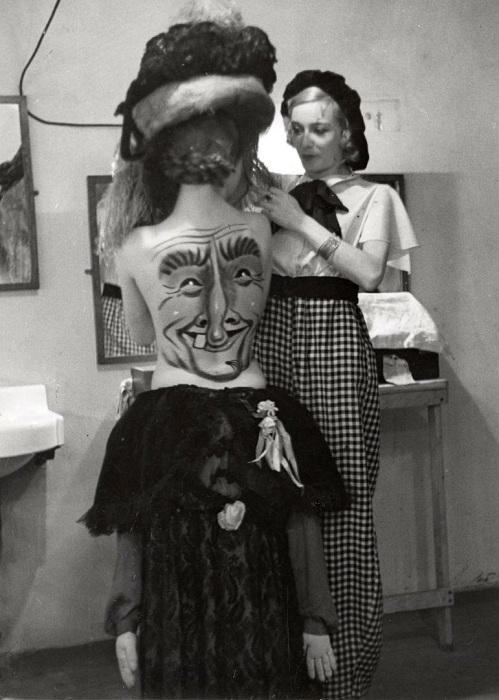 Образ дополняется соответствующим костюмом. Образ дополняется соответствующим костюмом.