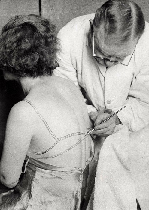 Мастер боди-арта за работой. Мастер боди-арта за работой.