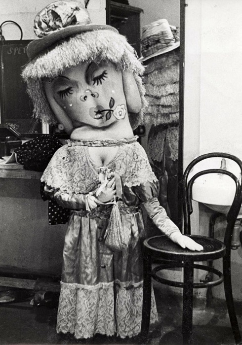 Забавный образ на спине у артистки. Забавный образ на спине у артистки.