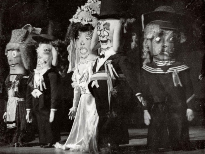 Выступление на сцене смешных «человечков», нарисованных на спинах. Выступление на сцене смешных «человечков», нарисованных на спинах.