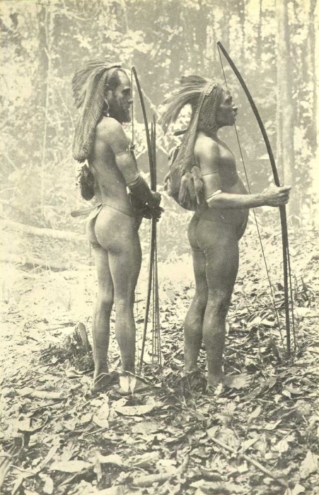 Головной убор сделан из перьев казуара в индейском стиле. Головной убор сделан из перьев казуара в индейском стиле.