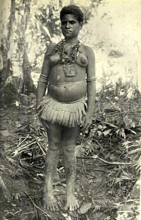 На женщине одеты ожерелья и амулеты. Юбка сделана из полосок листьев пандануса. На женщине одеты ожерелья и амулеты. Юбка сделана из полосок листьев пандануса.