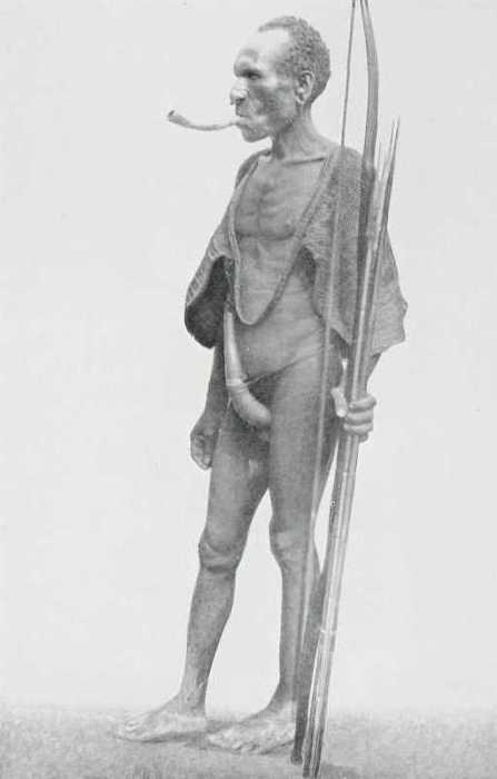 Мужчина, с трубкой и большим неводом на плечах. Мужчина, с трубкой и большим неводом на плечах.