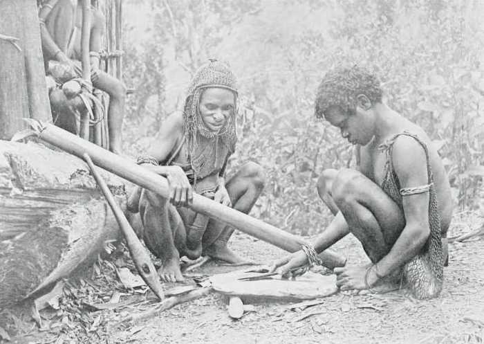 Туземцы точат каменный нож. Туземцы точат каменный нож.