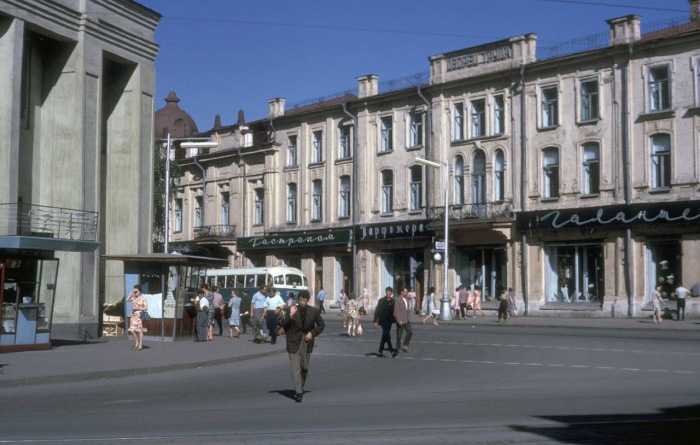 Справа здание ТЮЗа, слева старое здание Нархоза. Справа здание ТЮЗа, слева старое здание Нархоза.