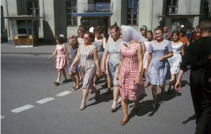 Пешеходный переход по улице Ленина и Карла Маркса, на заднем плане старое здание Нархоза. Пешеходный переход по улице Ленина и Карла Маркса, на заднем плане старое здание Нархоза.