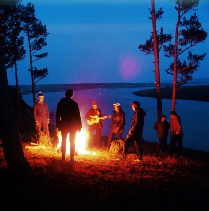 Костер, гитара, походные песни. Костер, гитара, походные песни.