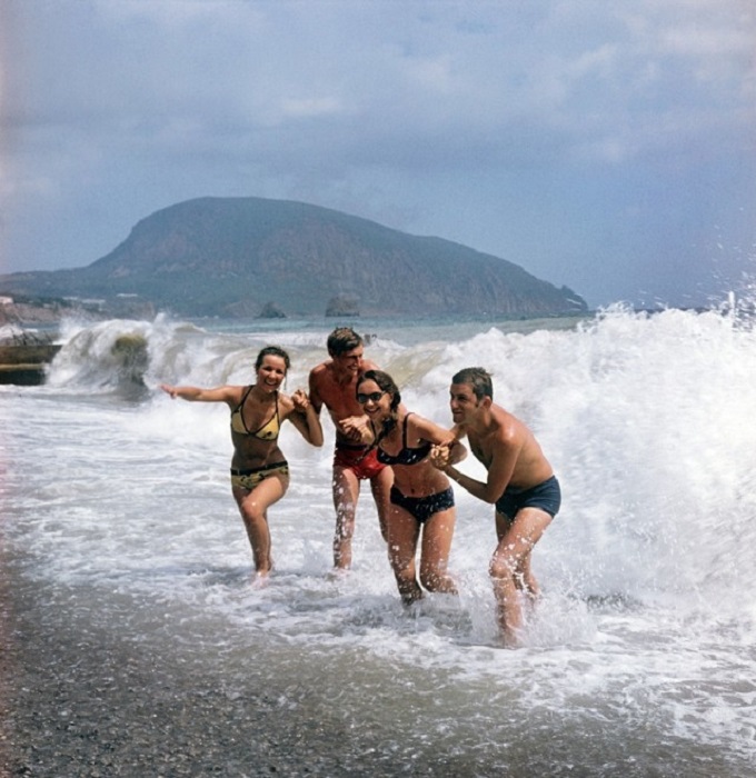 Молодежь на пляже. Молодежь на пляже.