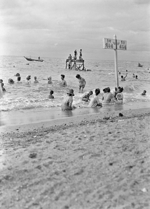 После трудной рабочей недели можно и передохнуть. После трудной рабочей недели можно и передохнуть.