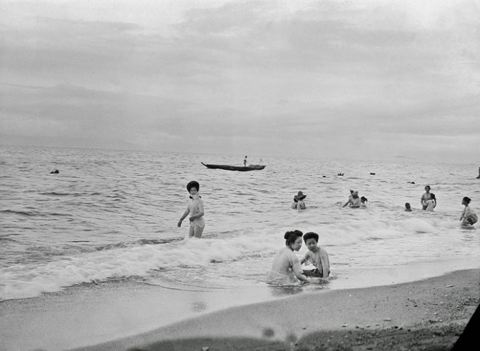 Местные жители купаются на городском пляже. Местные жители купаются на городском пляже.