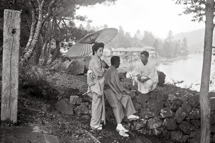 Женщина под зонтиком, который называется вагаса, в ожидании. Женщина под зонтиком, который называется вагаса, в ожидании.