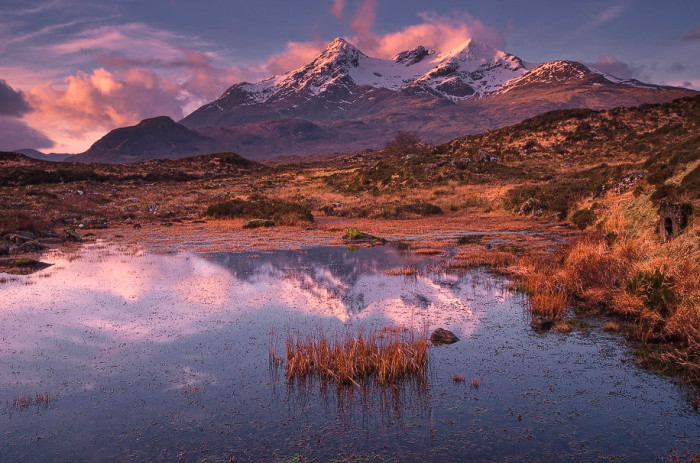 Каменистый горный хребет высотой 992 метра расположен на острове Скай. Каменистый горный хребет высотой 992 метра расположен на острове Скай.