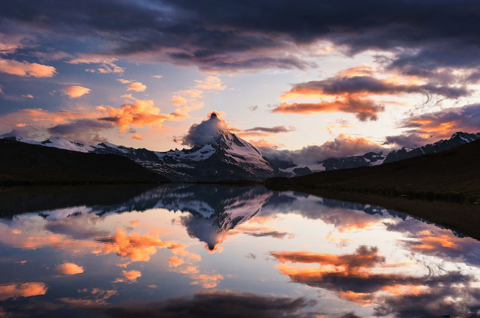Горная вершина в Альпах на итальянско-швейцарской границе, в сердце Валлисских Альп высотой в 4478 метров. Горная вершина в Альпах на итальянско-швейцарской границе, в сердце Валлисских Альп высотой в 4478 метров.