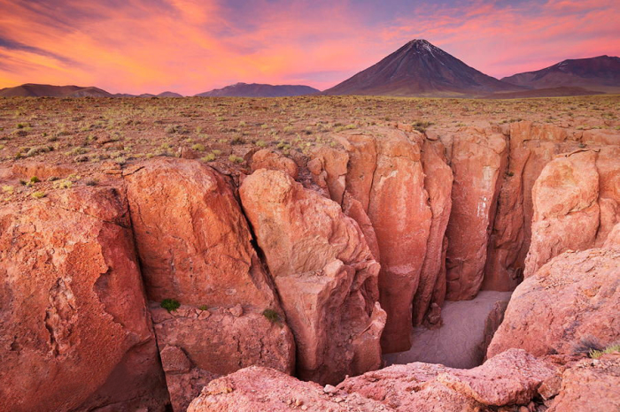 Стратовулкан находится в Чили, его высота над уровнем моря — 5920 метра. Стратовулкан находится в Чили, его высота над уровнем моря — 5920 метра.