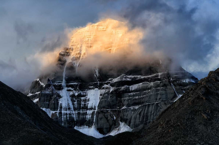 Единственная из всех гор на планете, которая имеет форму правильной четырехгранной пирамиды, склоны которой ориентированы по сторонам света и имеет высоту 6638 метров. Единственная из всех гор на планете, которая имеет форму правильной четырехгранной пирамиды, склоны которой ориентированы по сторонам света и имеет высоту 6638 метров.