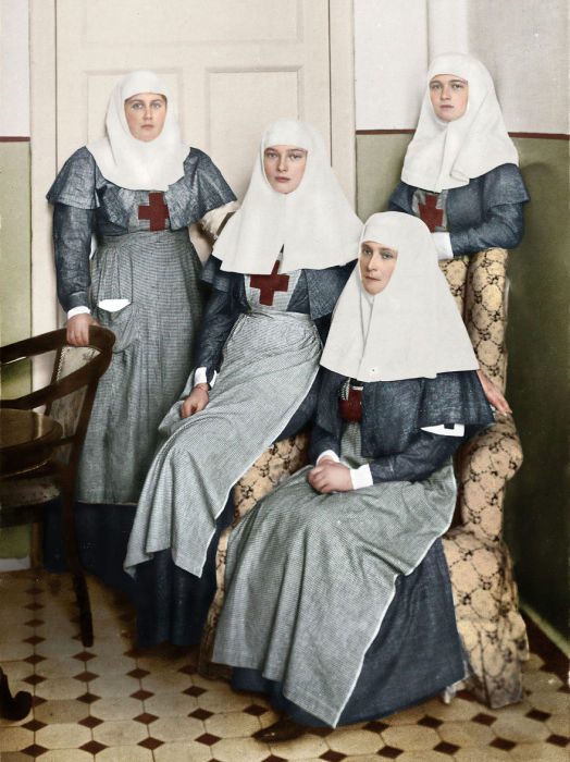 Старшие царские дочери в годы войны работали в госпитале вместе со своей матерью-царицей сёстрами милосердия.